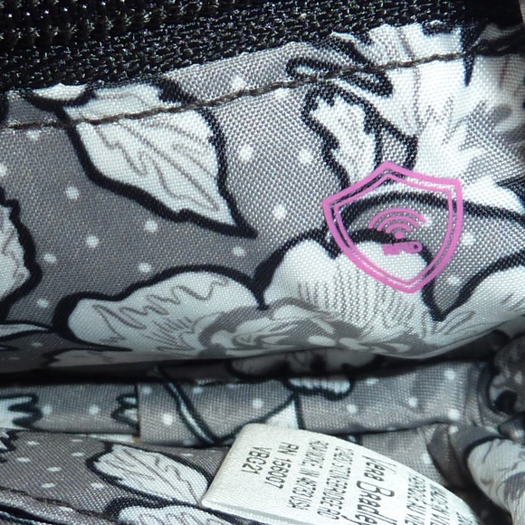 NEW Vera Bradley Zip-Around Wristlet Black Coin Credit card  RFID 4.5 x 3.5'' - Picture 7 of 7